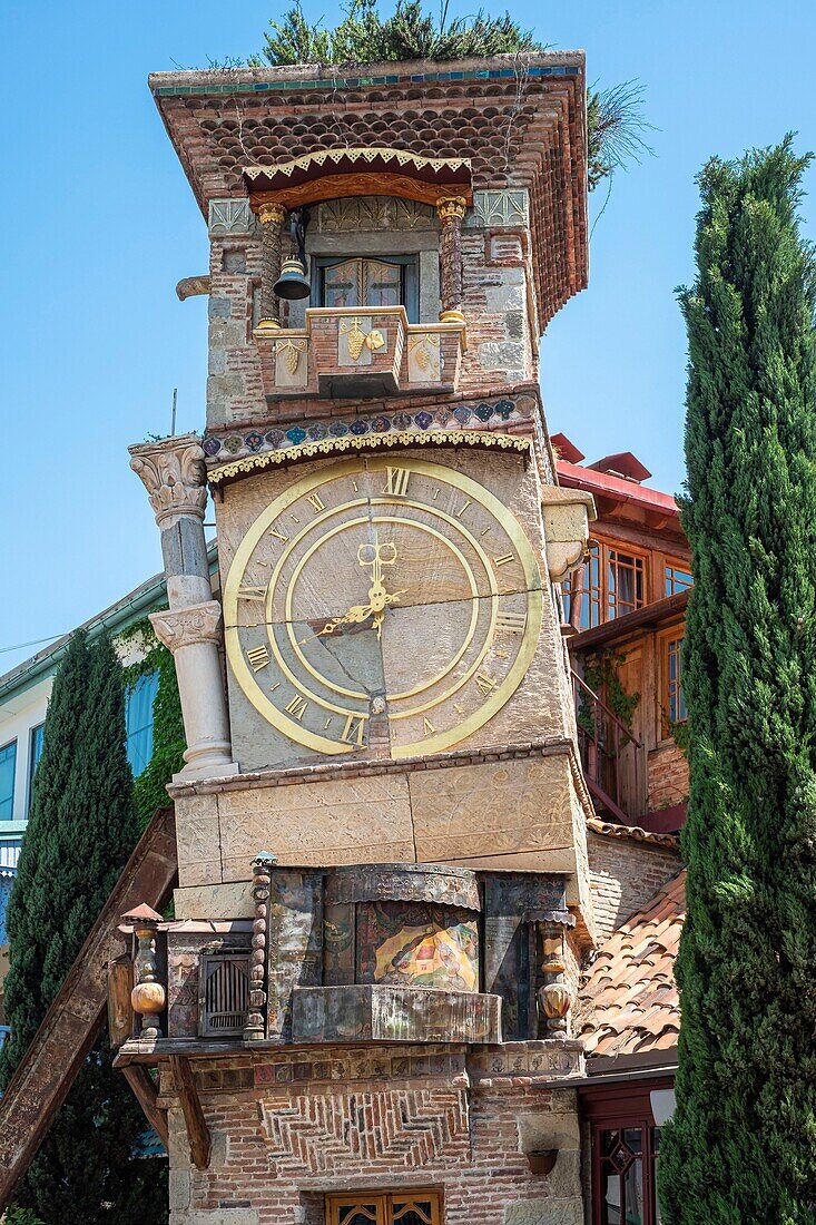 Georgien, Tiflis, Alt-Tiflis oder Dzveli Kalaki, der Uhrenturm, erbaut 2010 von Rezo Gabriadze