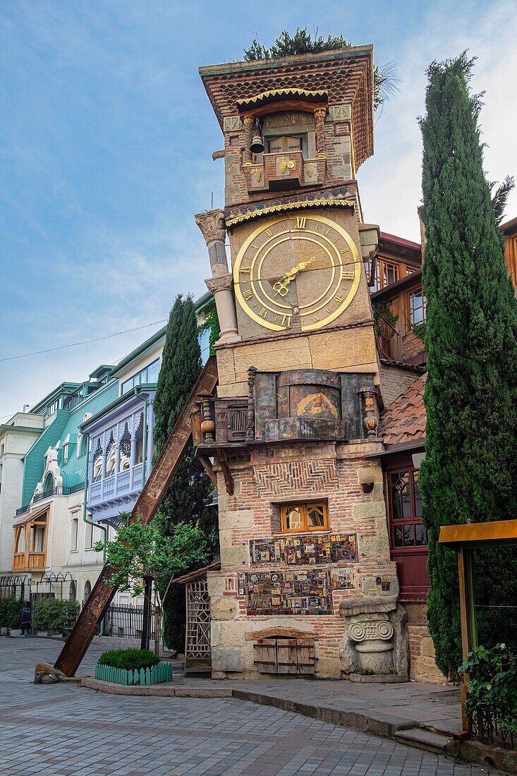 Georgien, Tiflis, Alt-Tiflis oder Dzveli Kalaki, der Uhrenturm, erbaut 2010 von Rezo Gabriadze