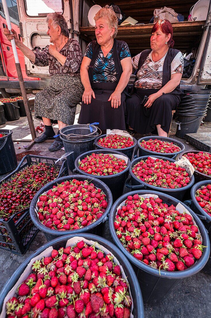 Georgien, Tiflis, rund um den Bahnhofsplatz, Dezerter Basar, Verkauf von Erdbeeren