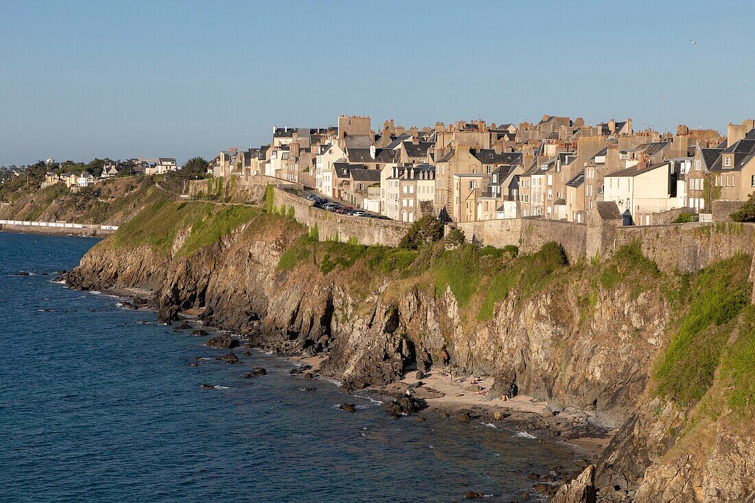 Frankreich, Manche, Cotentin, Granville, die Oberstadt auf einer felsigen Landzunge an der östlichsten Spitze der Bucht des Mont Saint Michel, Kirche Notre Dame du Cap Lihou