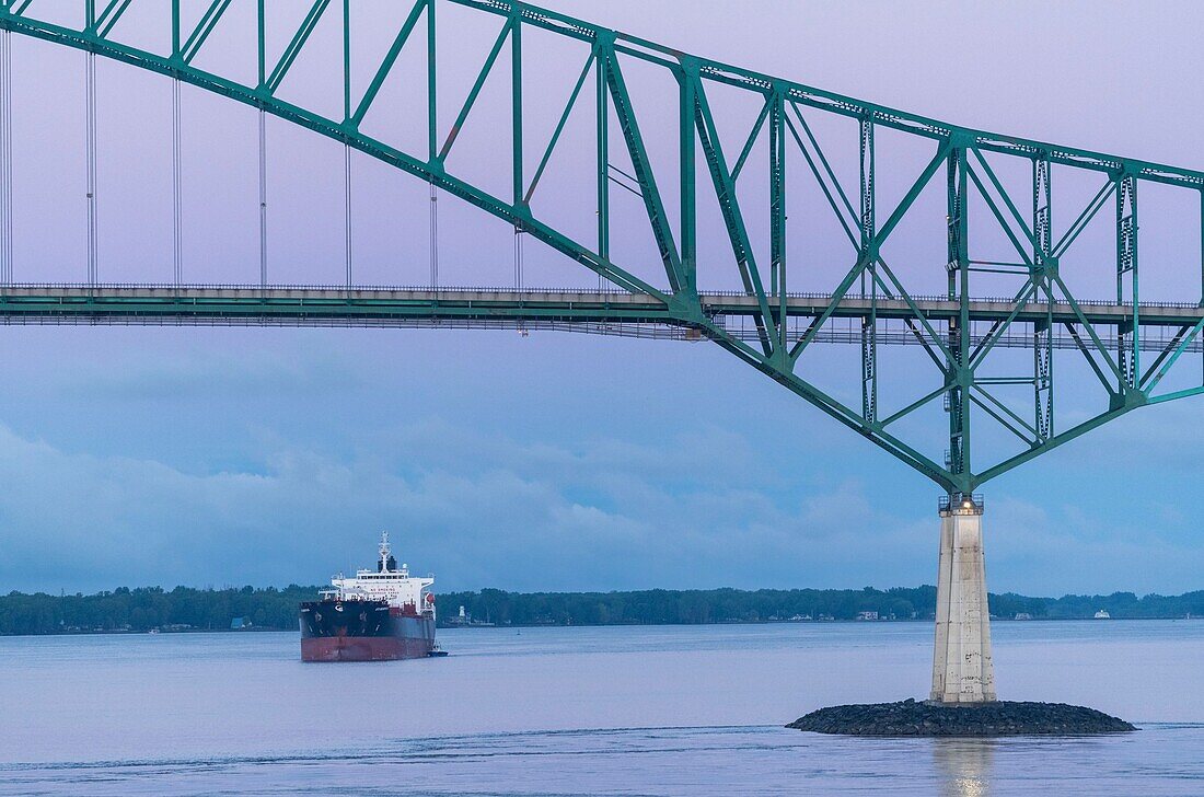 Kanada, Quebec, Trois-Rivieres, Sonnenaufgang über dem St. Lawrence River und der Laviolette-Brücke