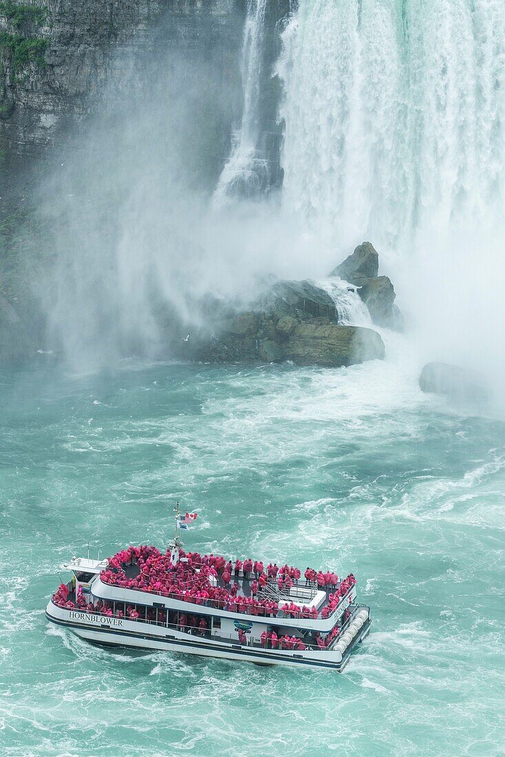 Canada, Ontario, Niagara Falls, boat tour in front of Niagara Falls