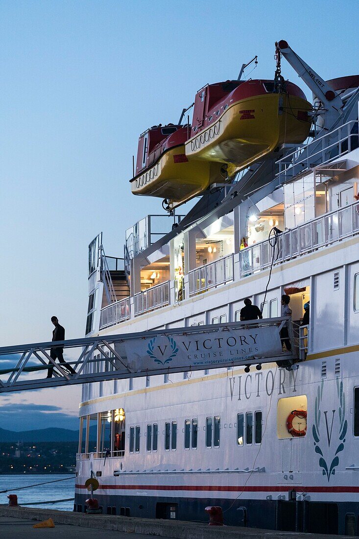 Kanada, Quebec, Quebec-Stadt, Kreuzfahrtschiff Victory 2 am Dock in der Dämmerung