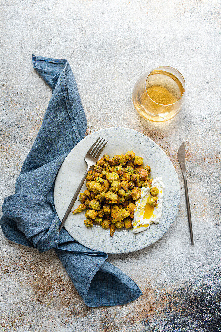 Aromatisch gebratene Bamia, serviert mit einer erfrischenden Sauerrahmsauce mit Dill und Knoblauch, die die traditionelle mediterrane Essenz perfekt einfängt