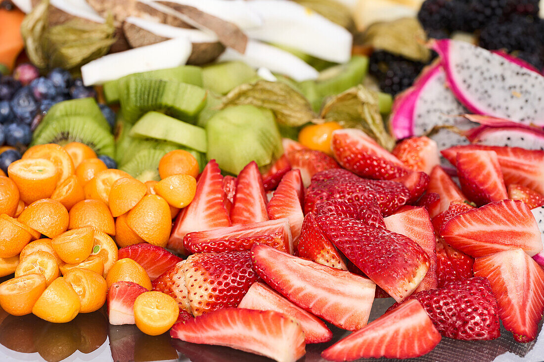 Verschiedene Früchte Erdbeeren Kiwi Traube Kokosnuss Kokosnuss Brombeeren Kürbis weißer Drache