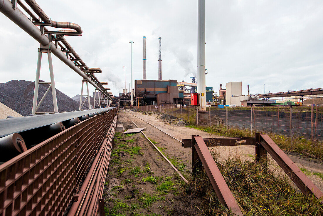 Riesige, schwere Stahlproduktionsanlage und Industriegelände, in dem verschiedene Stahlsorten in einer CO2-emittierenden und -ausstoßenden Fabrik hergestellt werden. IJmuiden, Niederlande.