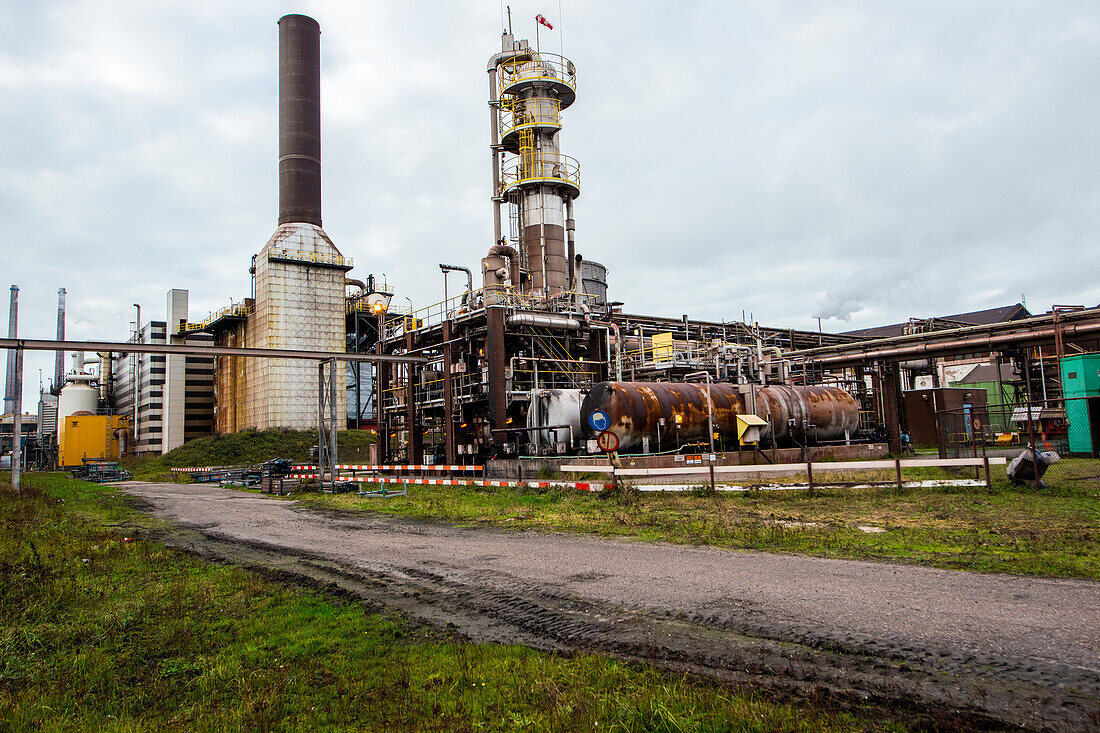 Riesige, schwere Stahlproduktionsanlage und Industriegelände, in dem verschiedene Stahlsorten in einer CO2-emittierenden und -absaugenden Fabrik hergestellt werden. IJmuiden, Niederlande.