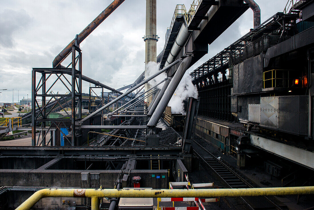 Riesige, schwere Stahlproduktionsanlage und Industriegelände, in dem verschiedene Stahlsorten in einer CO2-emittierenden und -ausstoßenden Fabrik hergestellt werden. IJmuiden, Niederlande.