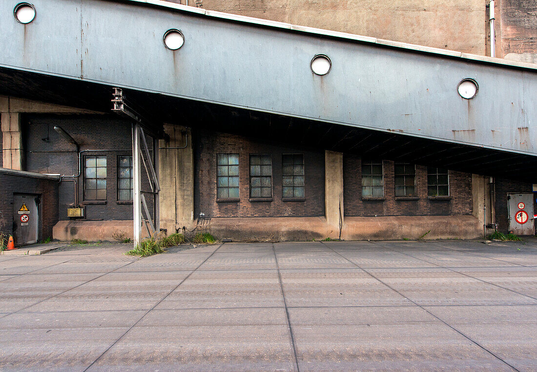 Riesiges, schweres Stahlwerk und Industriegelände, in dem verschiedene Stahlsorten in einer CO2-emittierenden und -absorbierenden Fabrik hergestellt werden. IJmuiden, Niederlande.