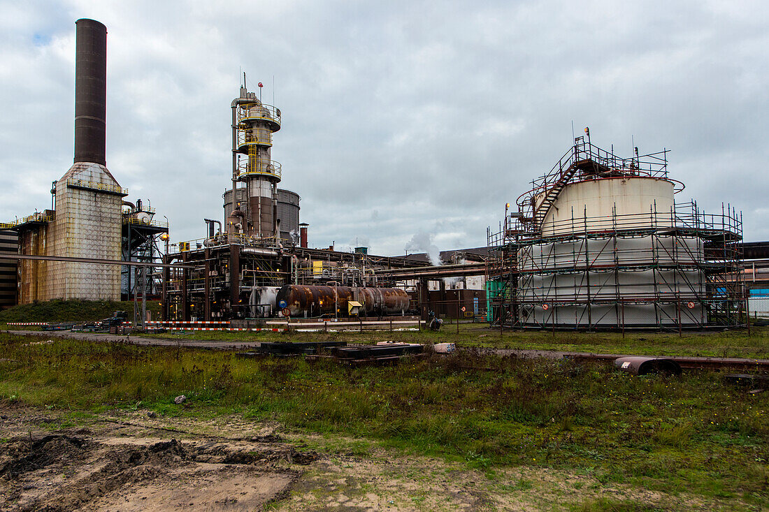 Riesige, schwere Stahlproduktionsanlage und Industriegelände, die verschiedene Stahlsorten in einer CO2-emittierenden und -ausstoßenden Fabrik herstellen. IJmuiden, Niederlande.