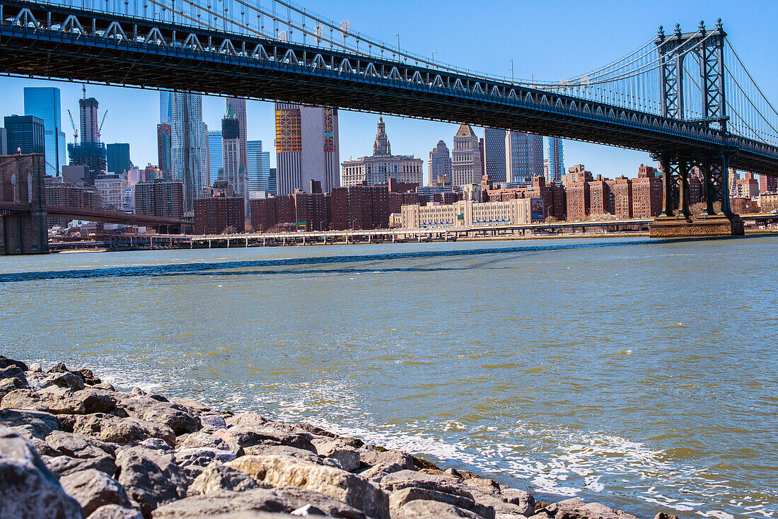 New York City, USA. Blick auf die Manhattan Bridge und den East River vom John Street Park, Dumbo, Brooklyn.