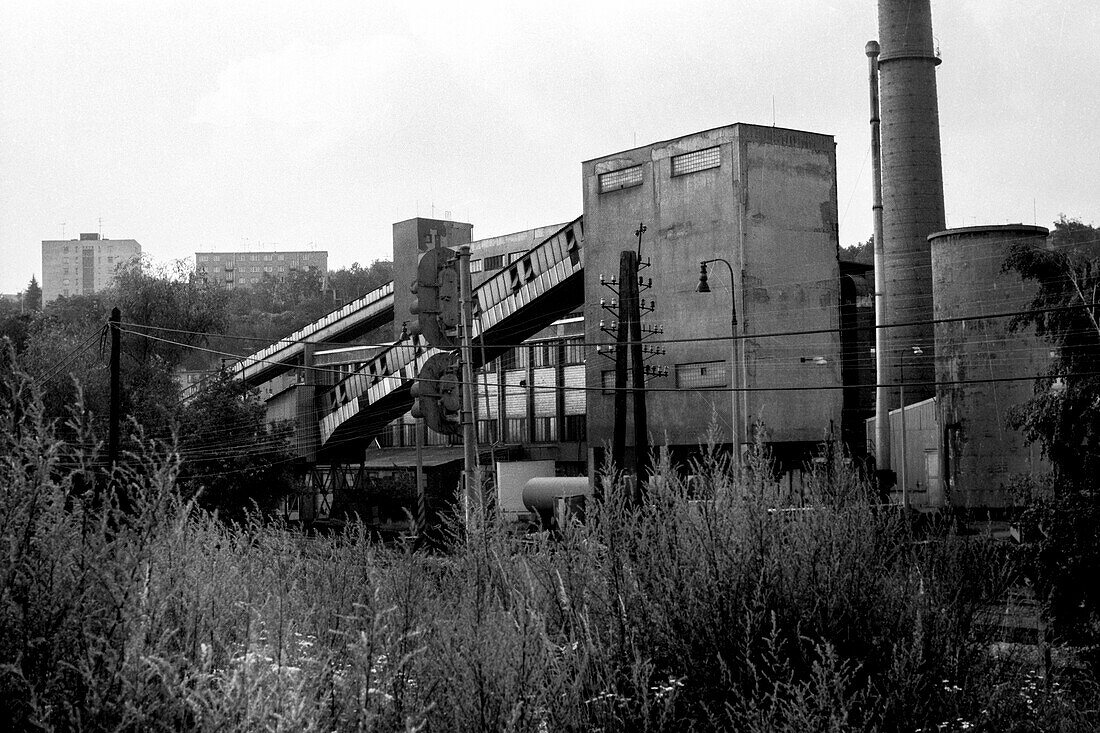 Fabrik in den Außenbezirken der Hauptstadt, kurz nach dem Fall des Kommunismus, Anfang der 1990er Jahre. Ein Großteil der kommunistischen Industrie ist veraltet und wird durch moderne Produktionsanlagen ersetzt. Gedreht auf analogem Schwarz-Weiß-Film im Jahr 1991. Prag, TsjechiÃ", Tschechische Republik.