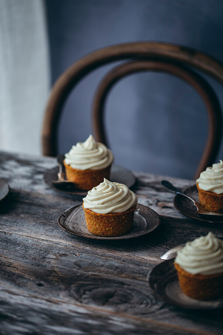 Karotten-Cupcakes auf einem Holztisch