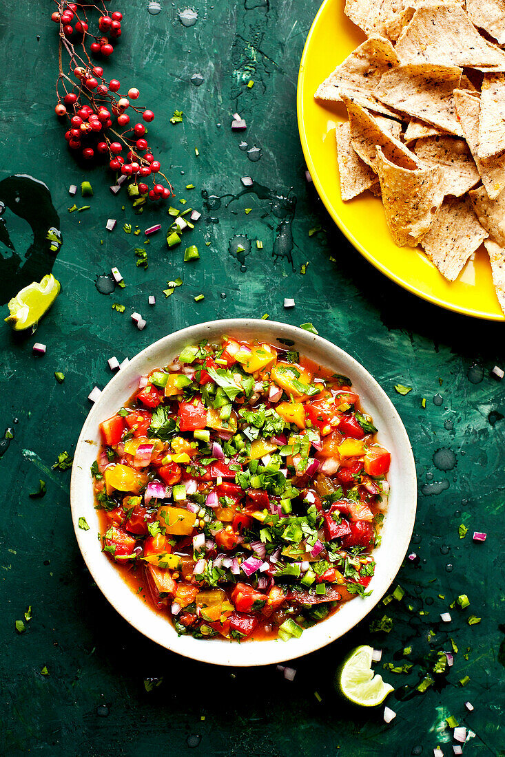 Pico de Gallo aus Heirloom-Tomaten, serviert mit Pommes frites