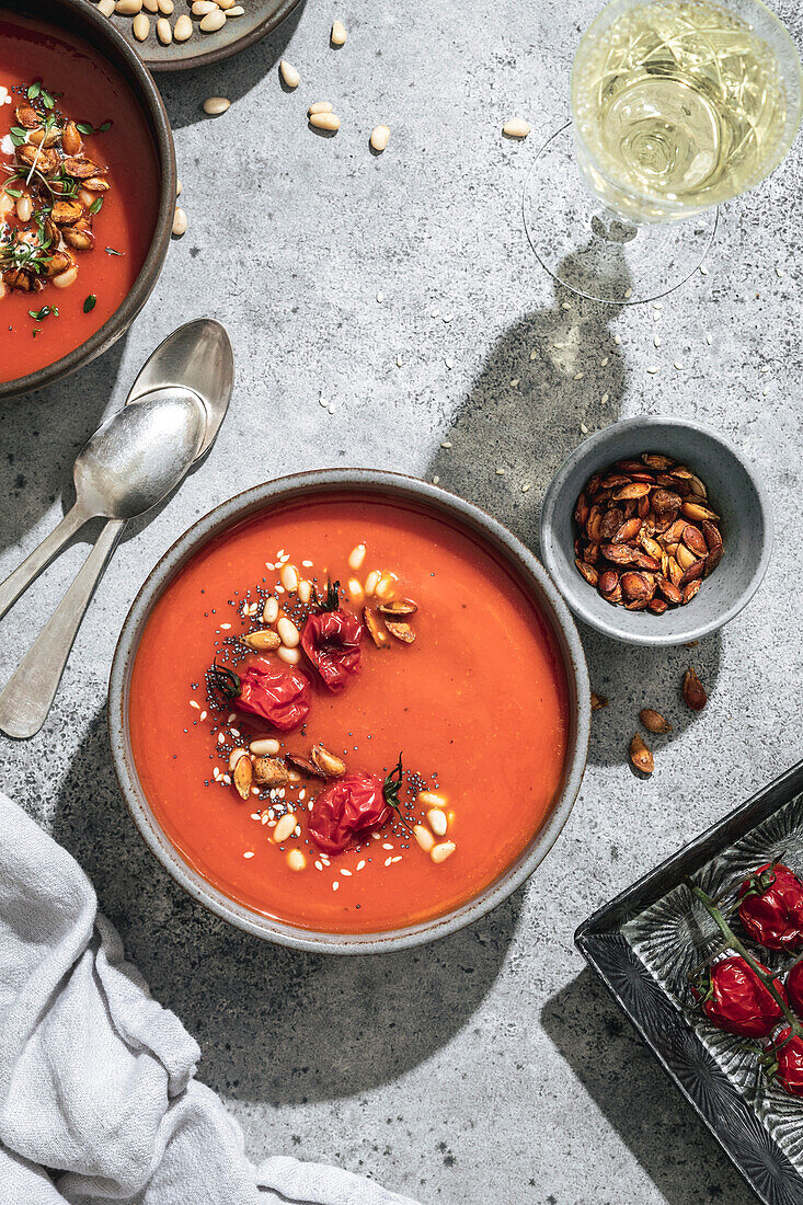 Sommerliche Tomatensuppe mit gegrillten Kirschtomaten