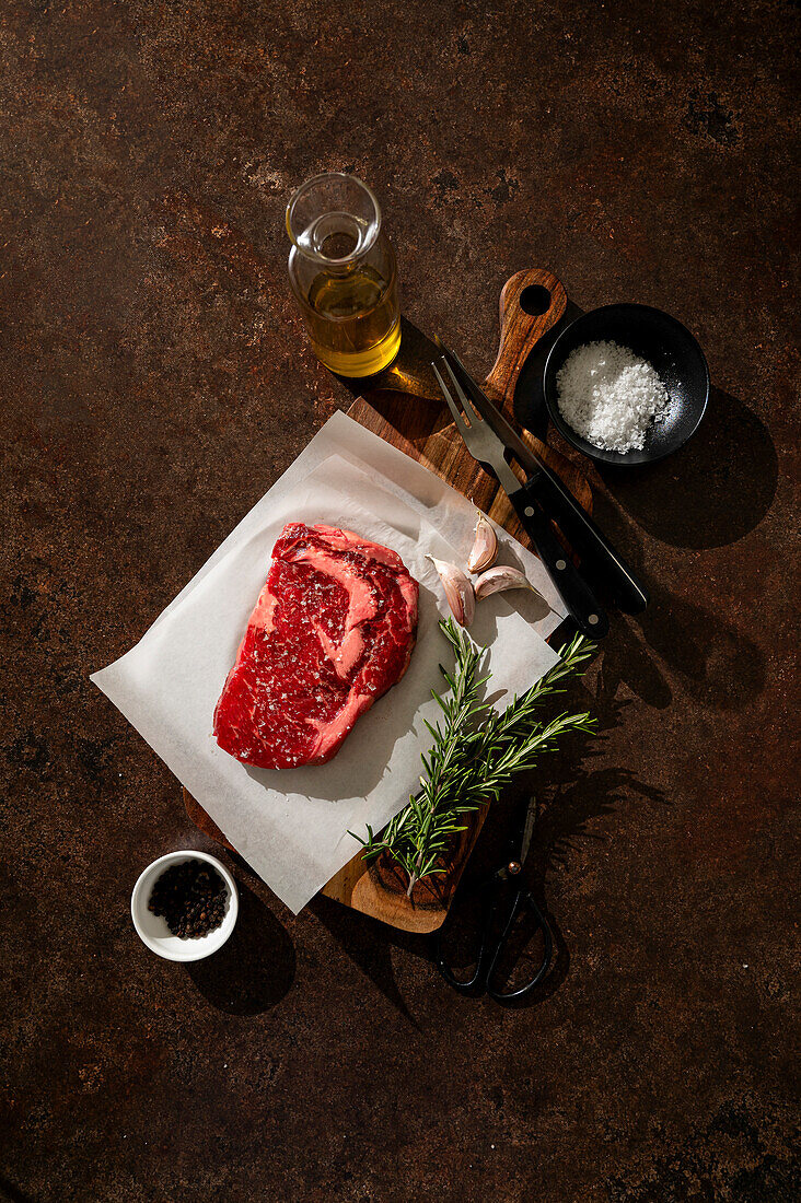 Rohes Steak auf Holzbrett