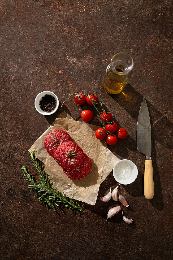 Rohe Rindfleisch-Burger auf braunem Hintergrund