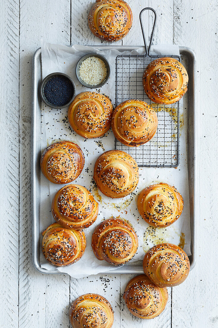 Hausgemachte, frisch gebackene Brioche-Burgerbrötchen auf weißem Holzhintergrund