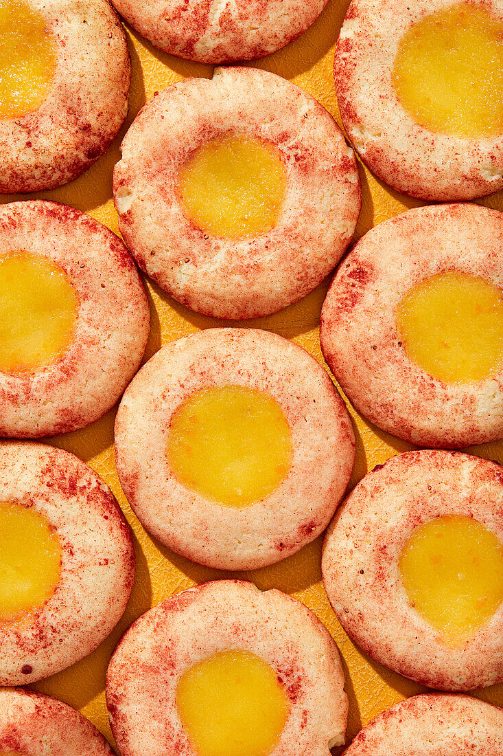 Lemon Curd Cookies auf gelbem Hintergrund