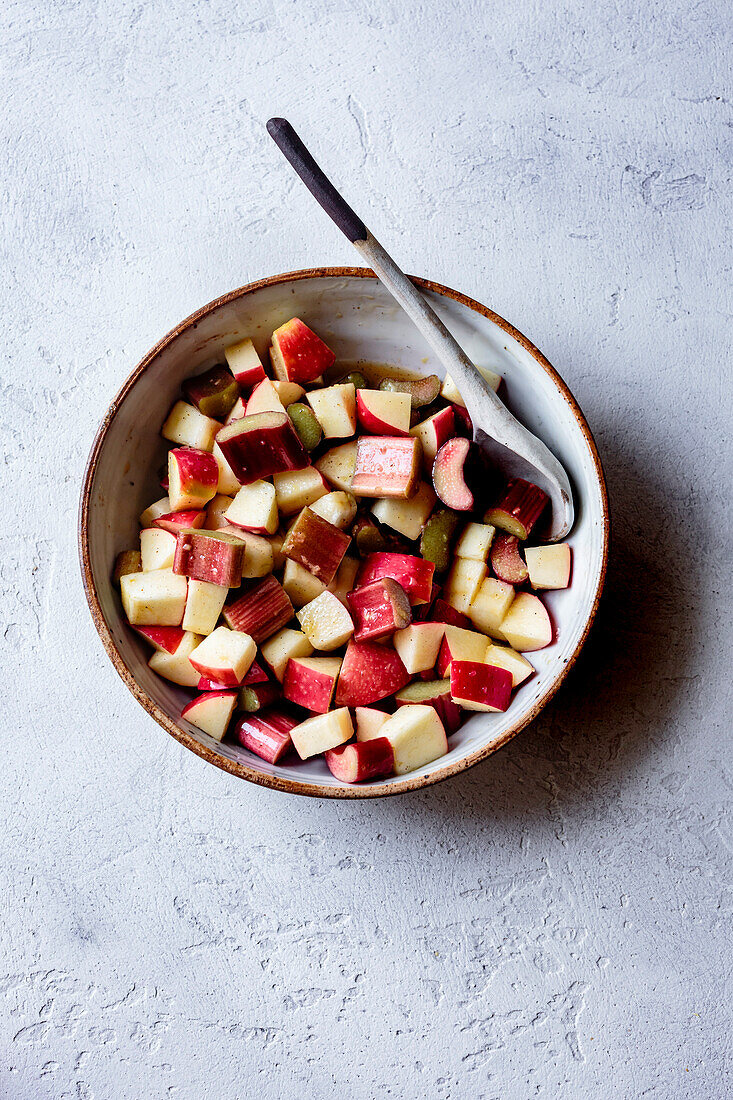 Äpfel-Rhabarber-Crumble Zutaten in einer Schüssel