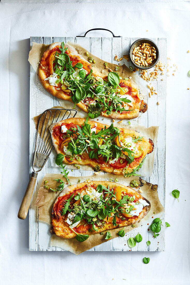 Drei hausgemachte kleine Fladenbrotpizzen