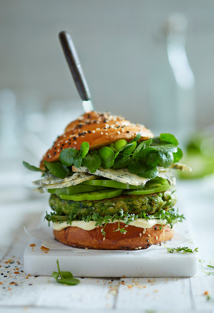 Hausgemachter vegetarischer Burger mit Briochebrötchen und Blauschimmelkäse,