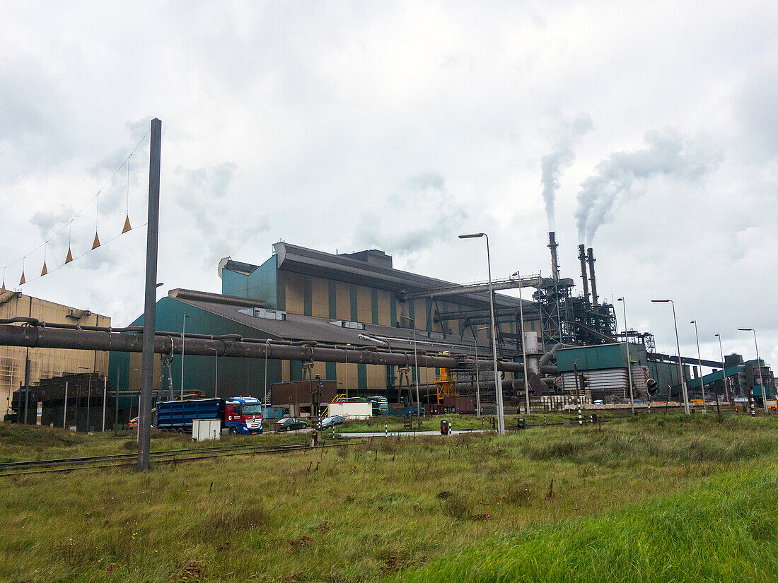 Riesige, schwere Stahlproduktionsanlage und Industriegelände, in dem verschiedene Stahlsorten in einer CO2-emittierenden und -absorbierenden Fabrik hergestellt werden. IJmuiden, Niederlande.