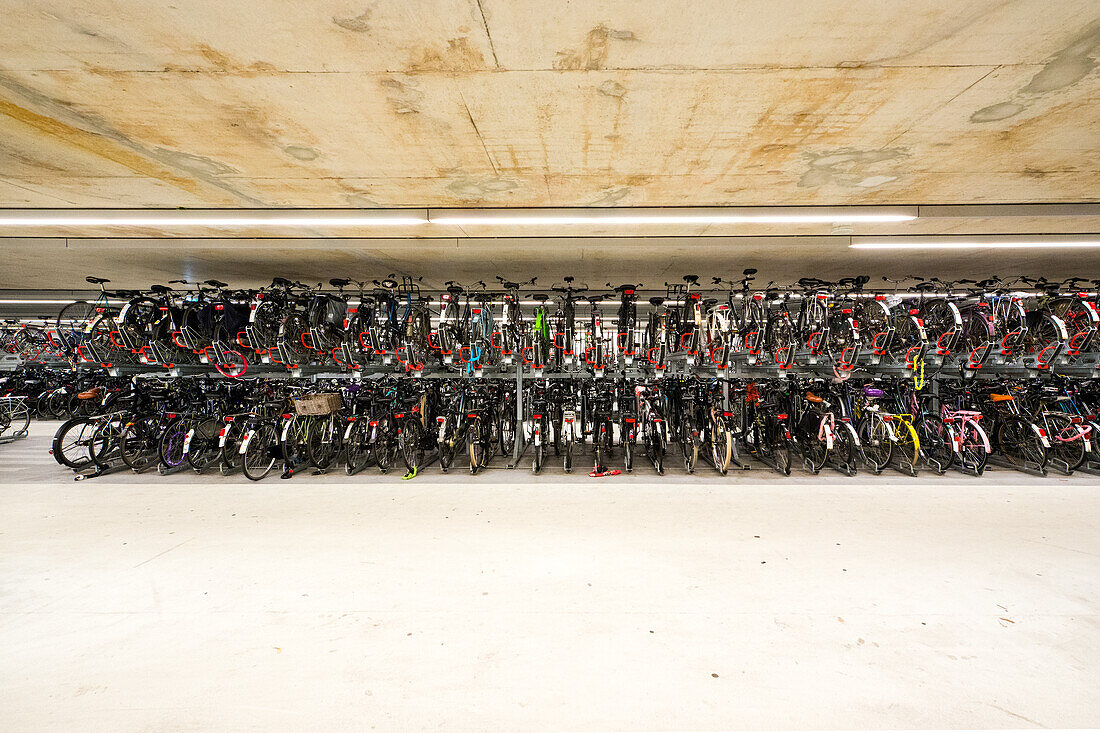 Delft, Niederlande. Neu (2016) gebaute Fahrradabstellanlage am Bahnhof von Delft.