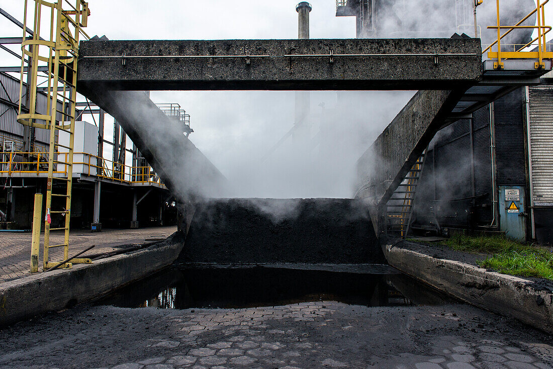 Riesige, schwere Stahlproduktionsanlage und Industriegelände, in dem verschiedene Stahlsorten in einer CO2-emittierenden und -verschmutzenden Fabrik hergestellt werden. IJmuiden, Niederlande.