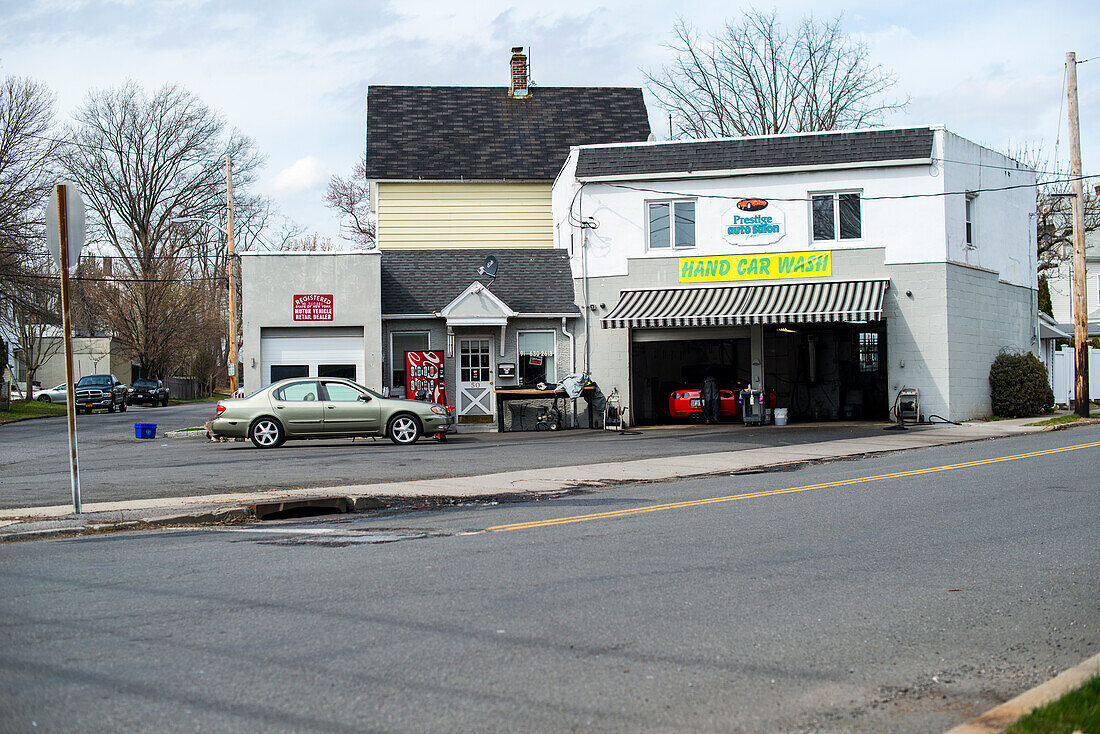 Harrison, New York, USA. Kleine, gemütliche Autowaschanlage mit Vorplatz.