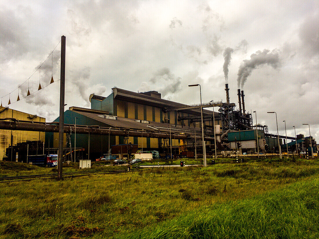 Riesiges, schweres Stahlwerk und Industriegelände, in dem verschiedene Stahlsorten in einer CO2-emittierenden und -verschmutzenden Fabrik hergestellt werden. IJmuiden, Niederlande.