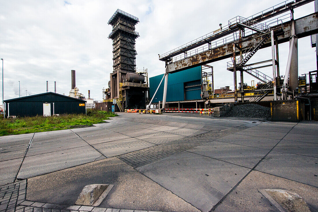 Riesiges, schweres Stahlwerk und Industriegelände, das verschiedene Stahlsorten in einer CO2-emittierenden und -ausstoßenden Fabrik herstellt. IJmuiden, Niederlande.