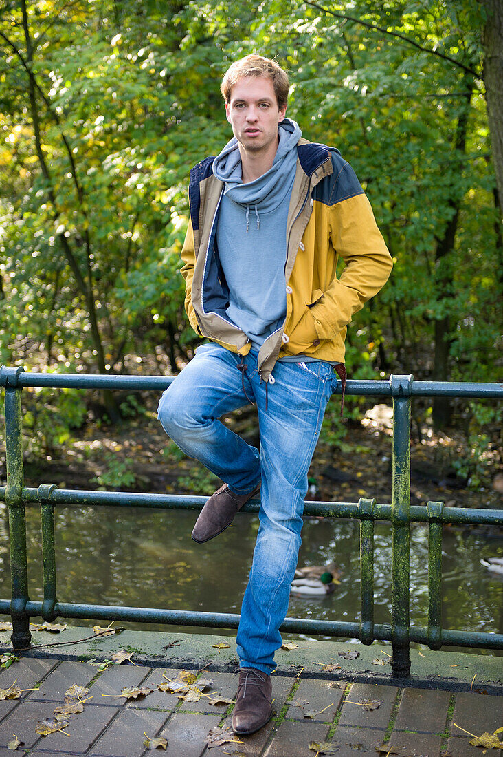 Porträt junger erwachsener Student mit ADHS/Autismus-Spektrum-Gehirn. Amsterdam, Niederlande.