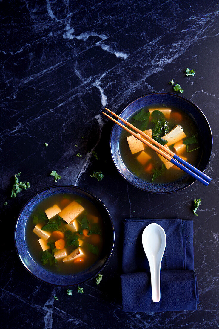 Rustikale Miso-Suppe nach Okinawa-Art mit Kopiervorlage.