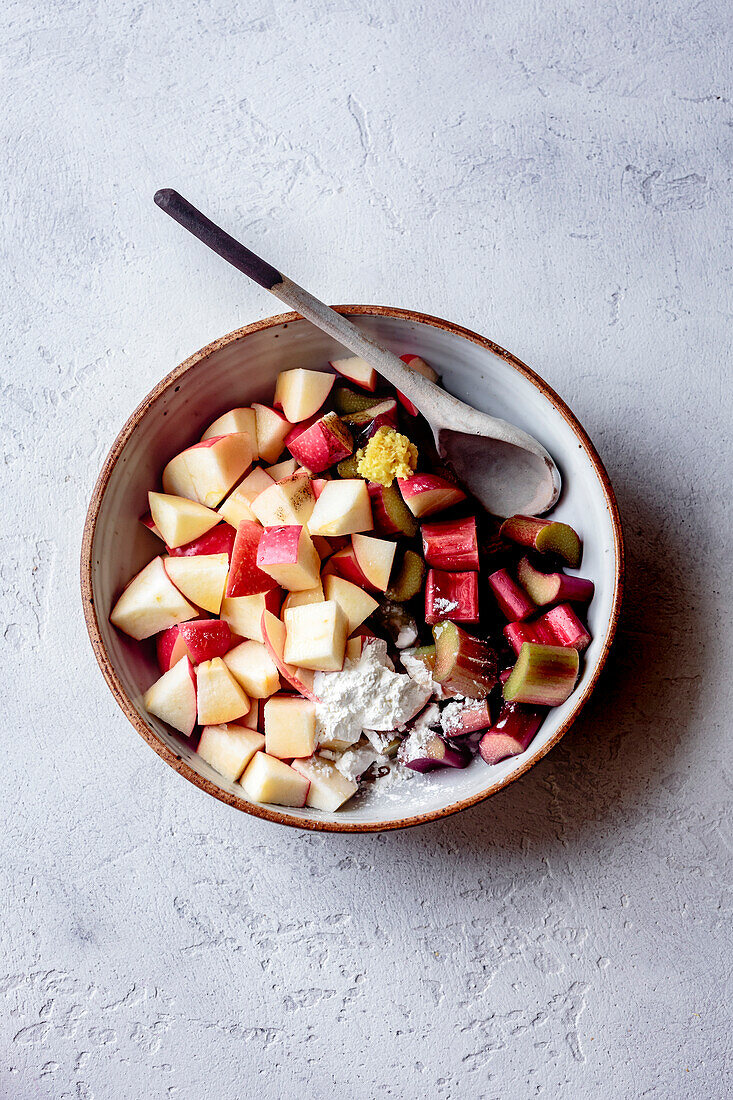 Zutaten für Apfel-Rhabarber-Crumble in einer Schüssel