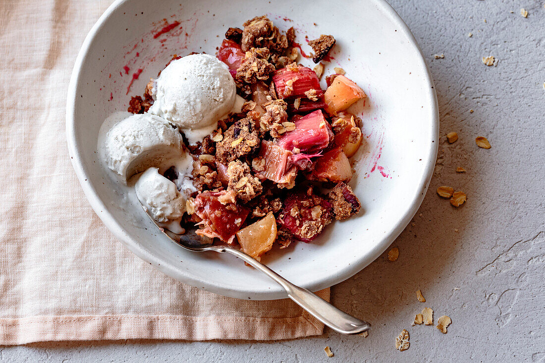 Apfel-Rhabarber-Crumble mit Eis in einer Schüssel