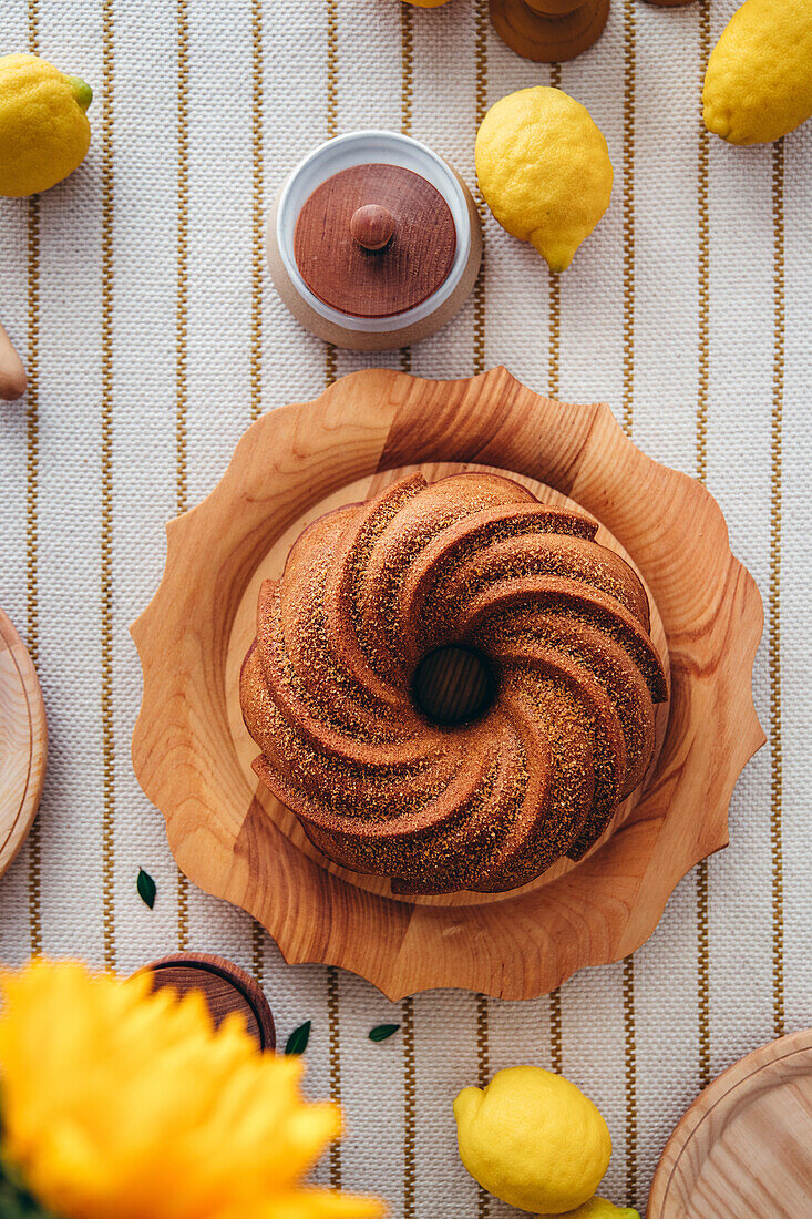 Veganer Zitronen-Biskuitkuchen mit Zitronen