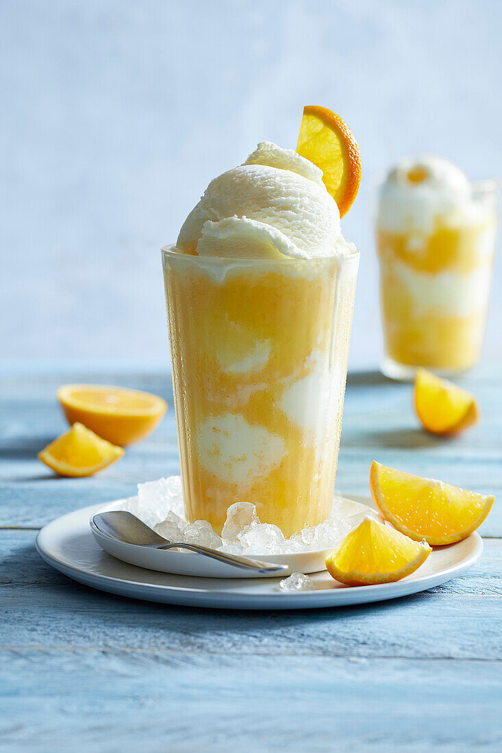 Hausgemachte, eiskalte Orangenlimonade mit Vanilleeis