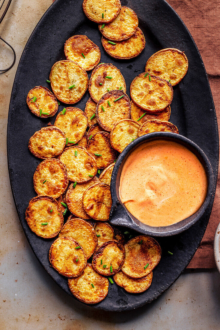 Knusprige Kartoffelscheiben mit Chili-Mayo