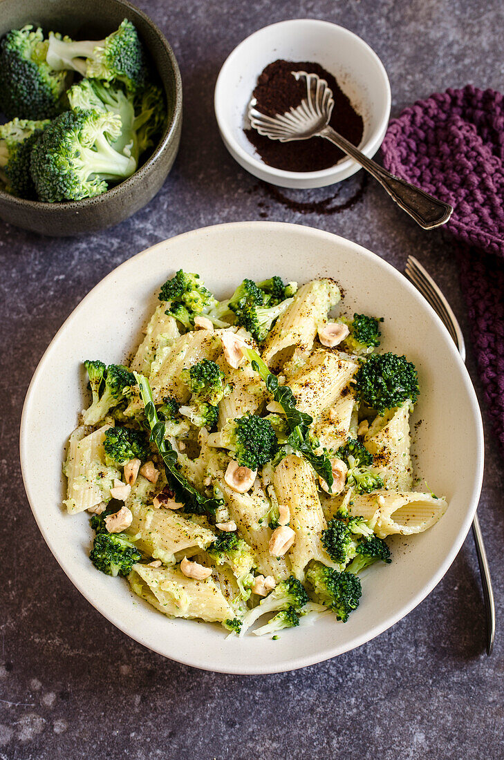 Penne mit Brokkoli, Haselnüssen und geräuchertem Paprika