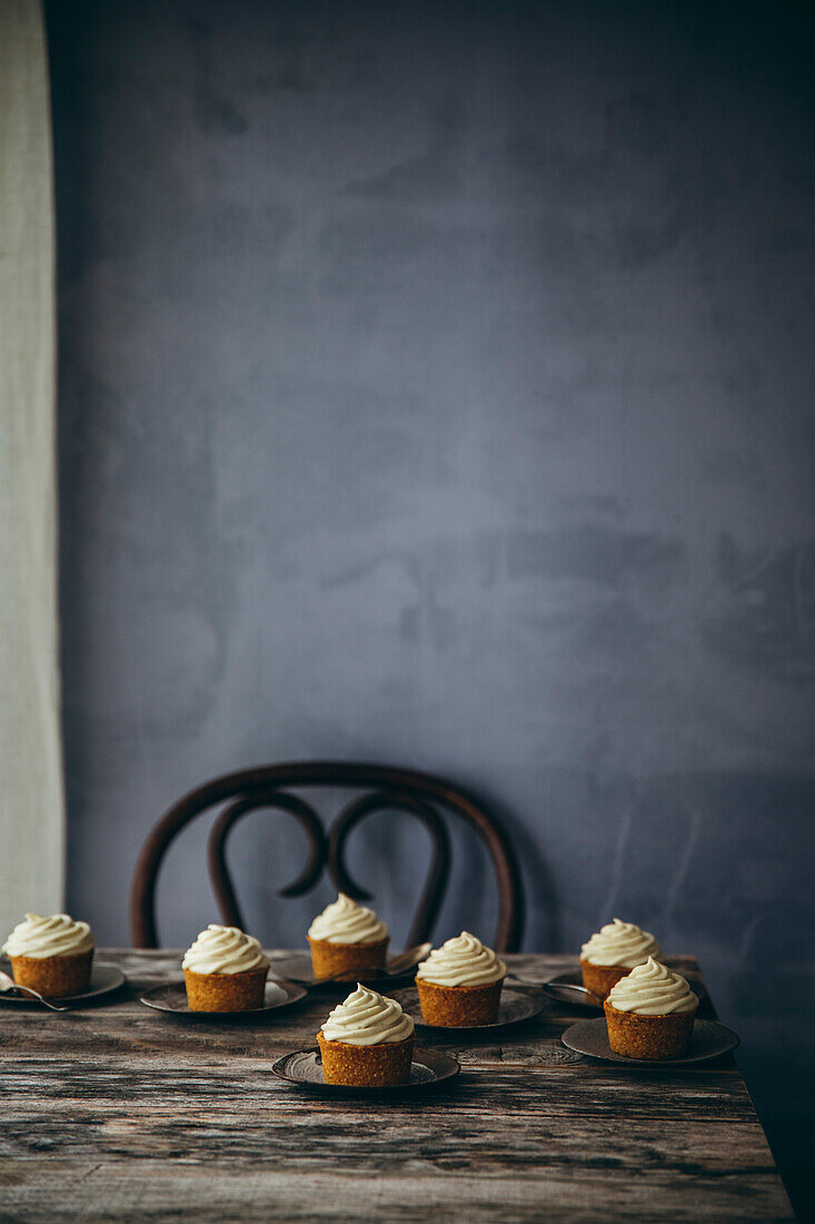 Karotten-Cupcakes auf einem Holztisch