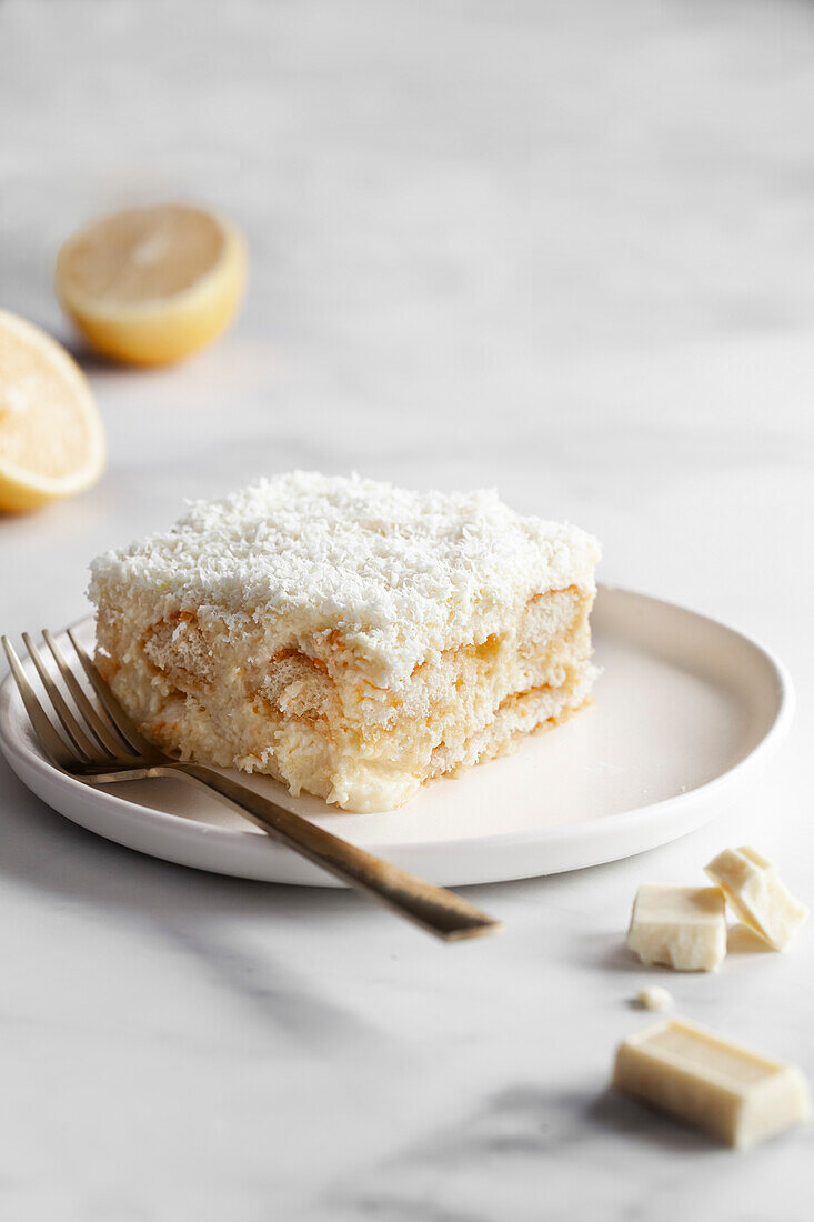 Weißer Schokoladenzitronenkuchen auf einer Marmorplatte