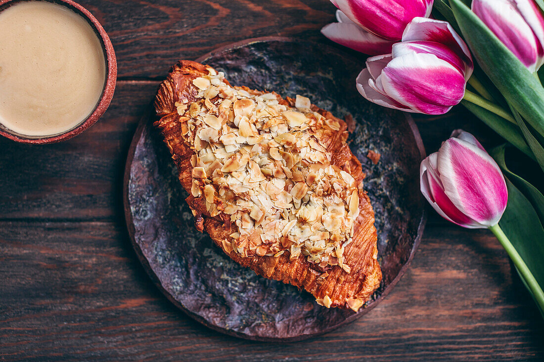 Croissant und Blaubeeren auf einem Keramikteller