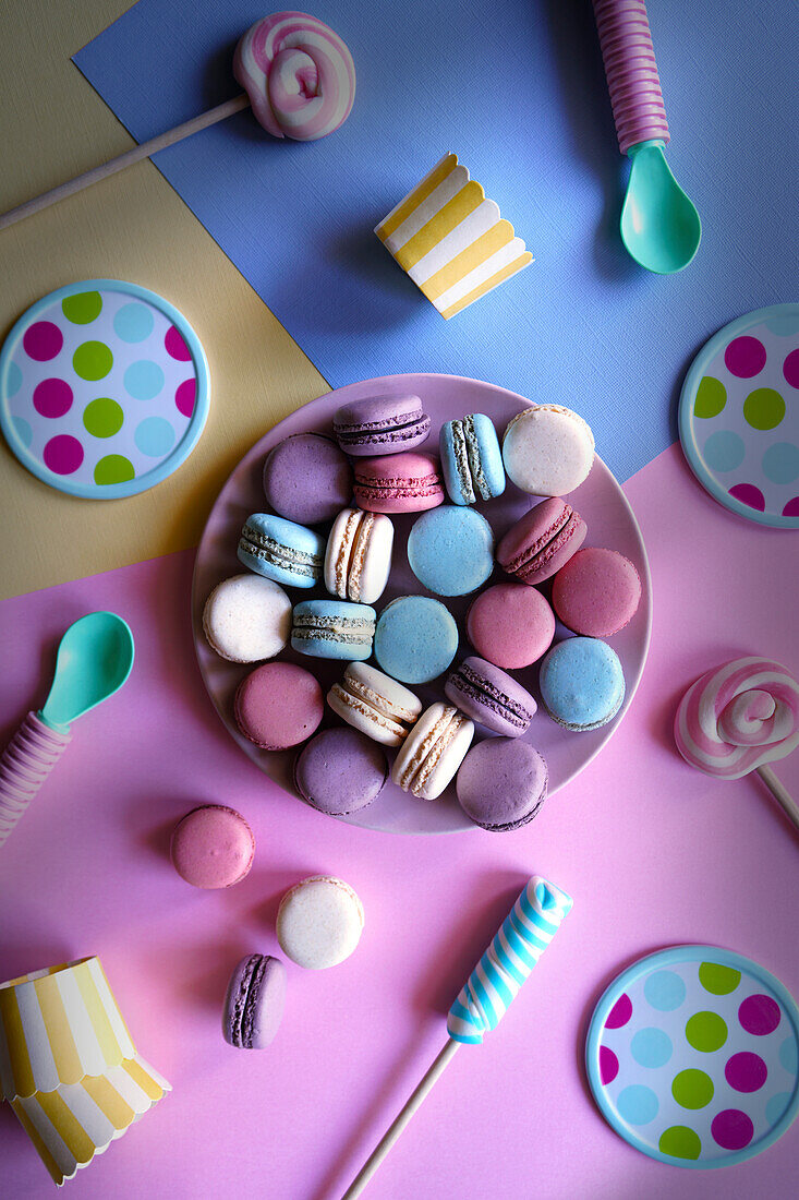 Bunte französische Macarons. Ästhetisches Flatlay im Retro-Color-Blocking-Stil.