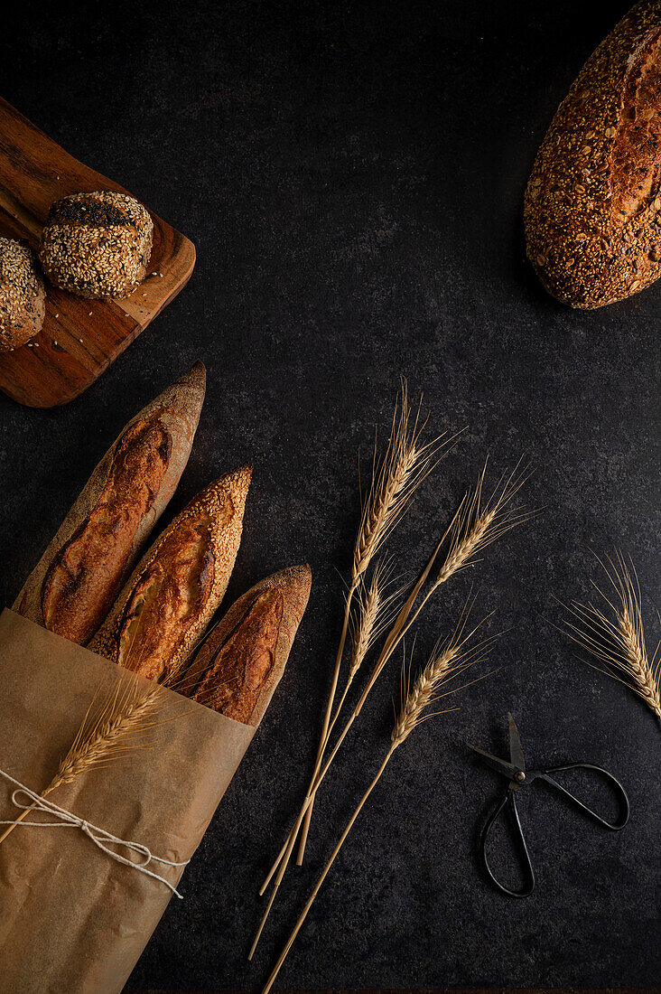 Frisches Brot auf schwarzem Hintergrund