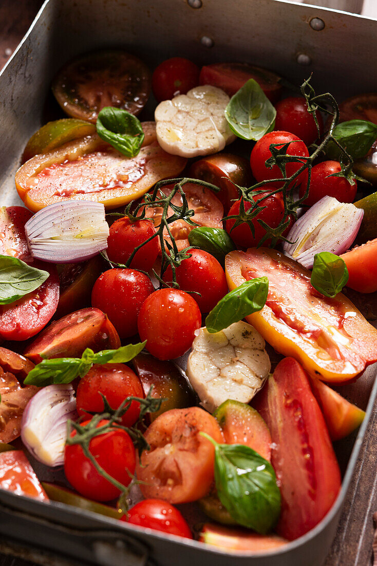 Gewürzte frische Tomaten, Knoblauch, Schalotten, Basilikum