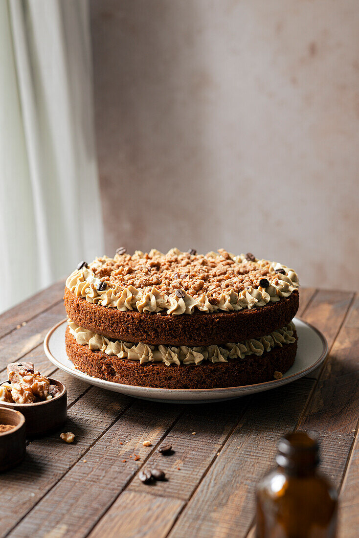 Ein geschichteter Kaffee- und Walnusskuchen