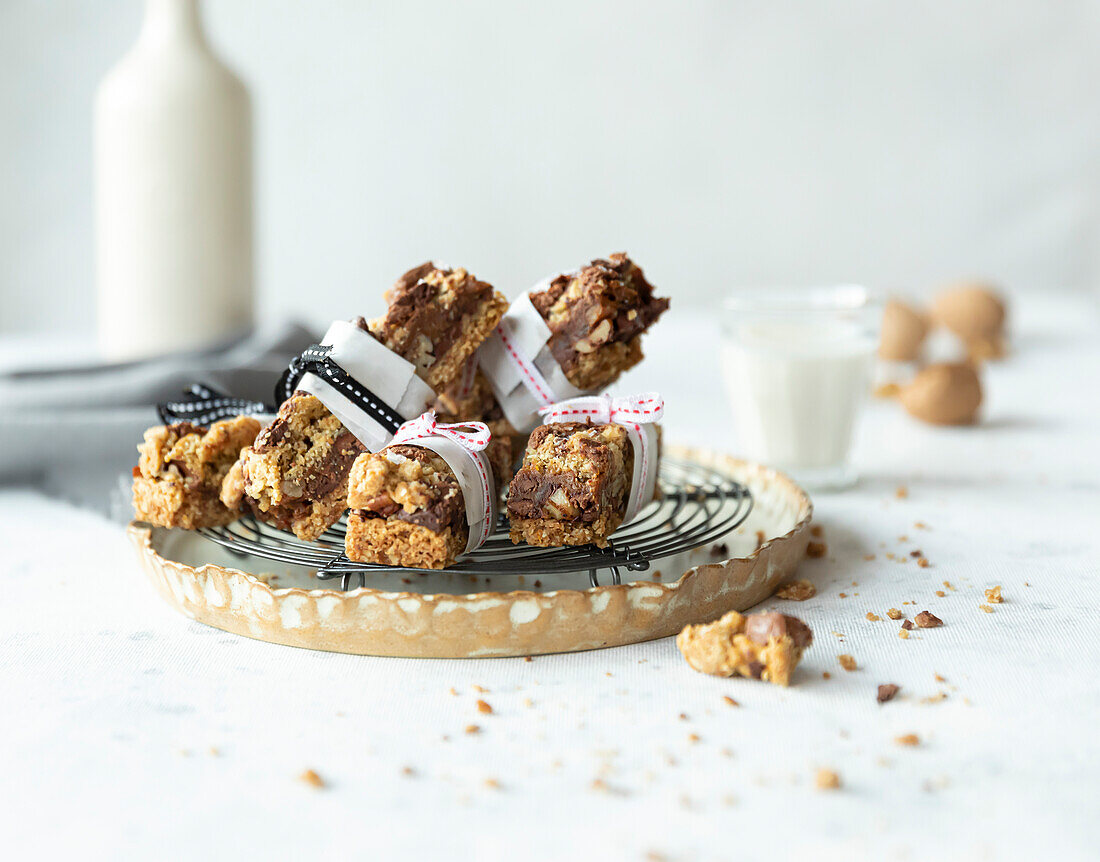 Granola Dulce de leche Riegel mit einem Glas Milch auf einer hellen Szene.