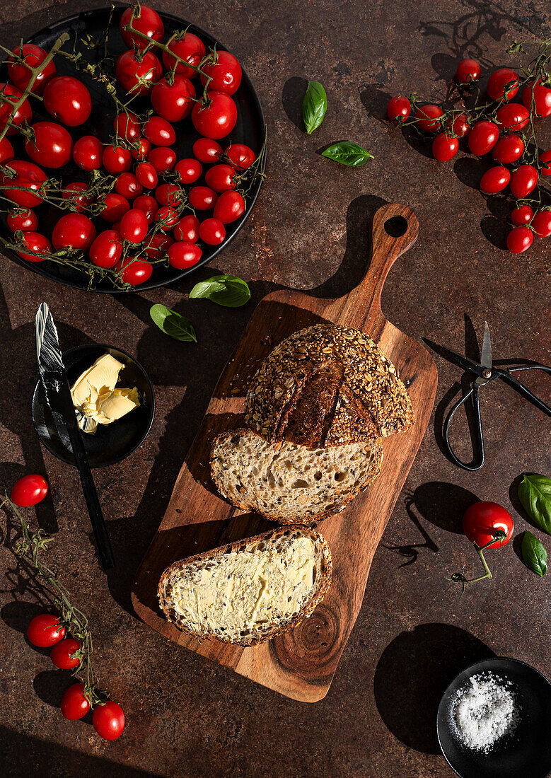 Tomatensandwich bei der Herstellung