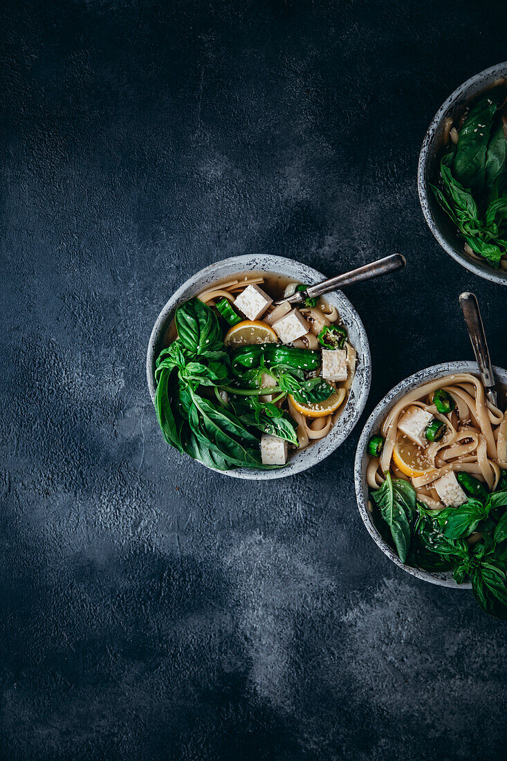 Pho-Nudelsuppe vor blauem Hintergrund